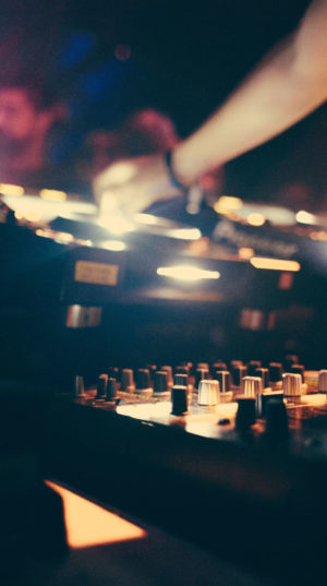 dj-mixer-hands-set